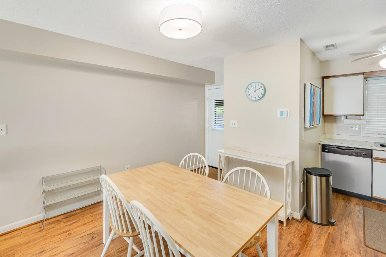 Scarborough Village - 245 Country Club Dr, Unit #608 里霍博斯比奇 外观 照片