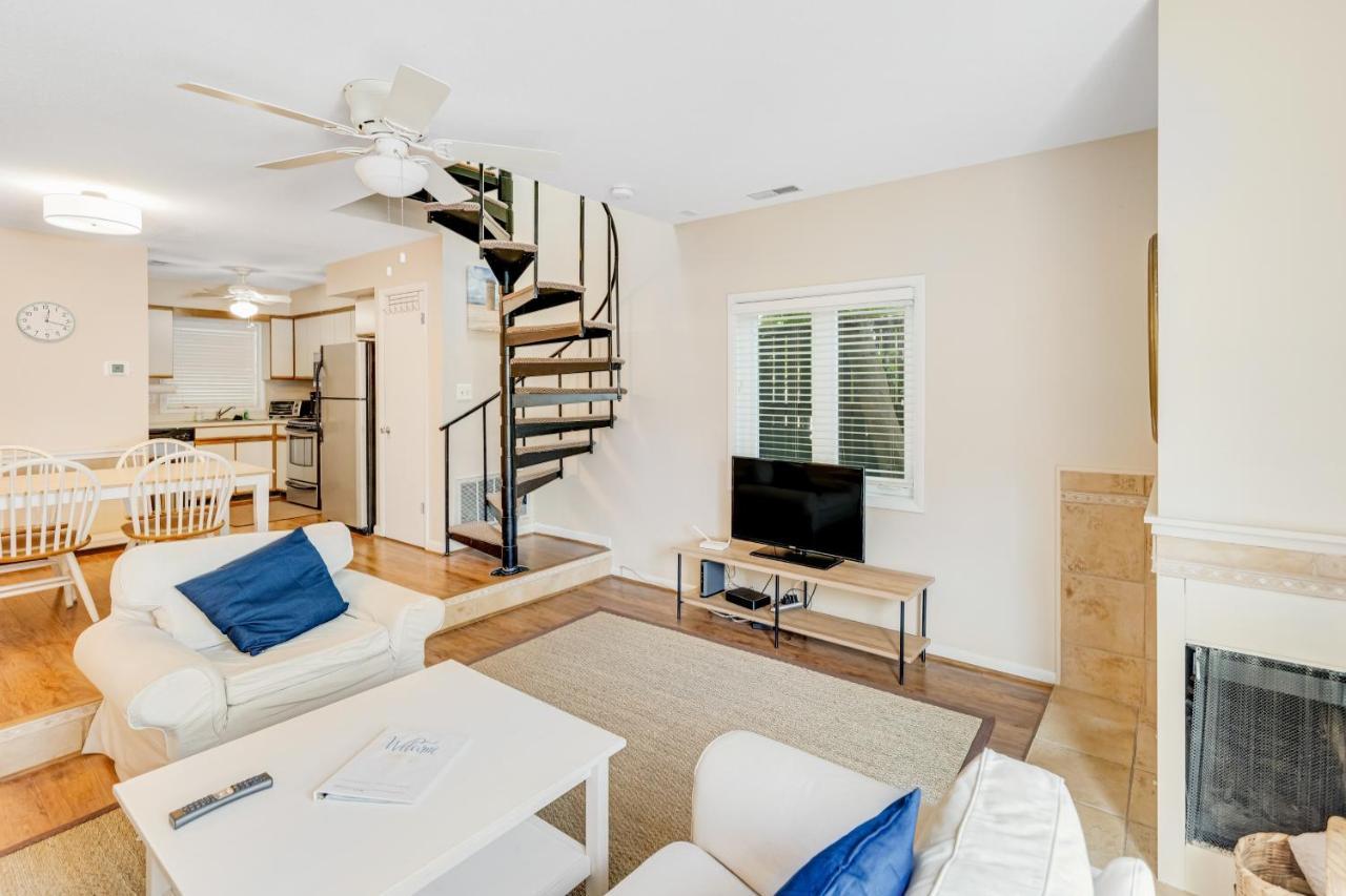 Scarborough Village - 245 Country Club Dr, Unit #608 里霍博斯比奇 外观 照片